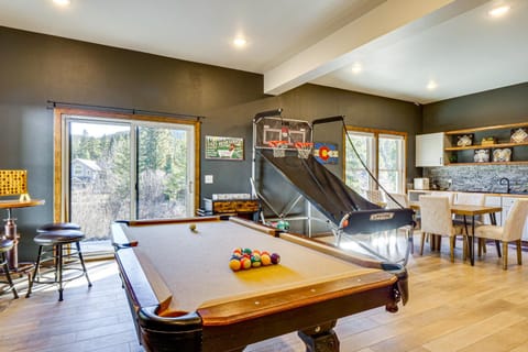 Hot Tub and Game Room! Luxury Blue River Retreat House in Blue River