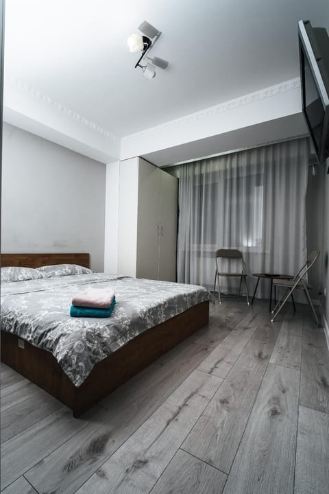Photo of the whole room, Bedroom, towels