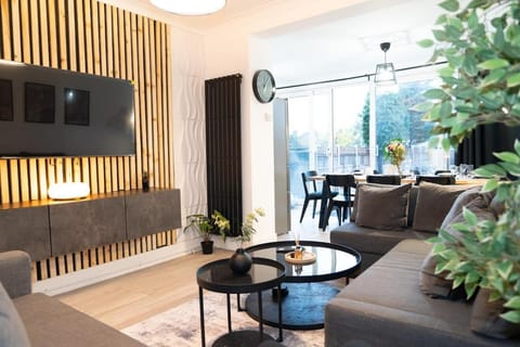 Communal lounge/ TV room, TV and multimedia, Living room, Seating area, Dining area, Evening entertainment