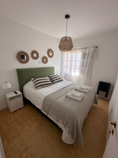Bed, TV and multimedia, Photo of the whole room, Bedroom, towels