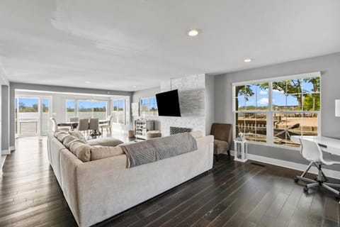 Grand Horizon St Clair Riverfront Oasis House in Algonac