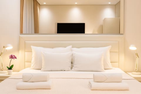 Bed, TV and multimedia, Photo of the whole room, Bedroom, towels, towels