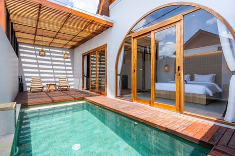 Property building, Day, Pool view, Swimming pool, sunbed