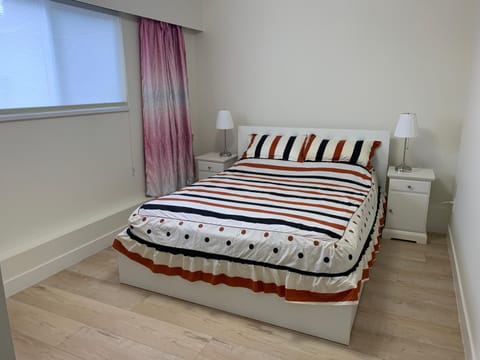 Modern 2-Bedroom suite House in Burnaby