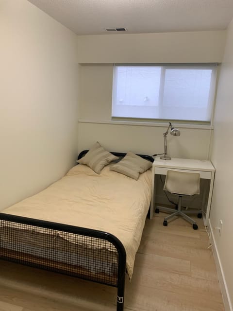 Modern 2-Bedroom suite House in Burnaby