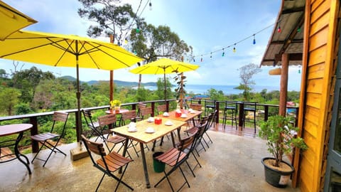 Restaurant/places to eat, Lounge or bar