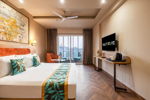 Bed, TV and multimedia, Coffee/tea facilities, Balcony/Terrace, Photo of the whole room, Decorative detail, Seating area, Bedroom, City view, air conditioner