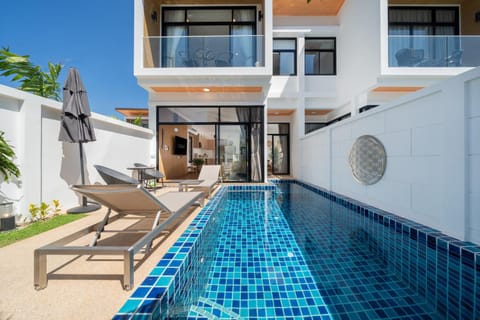 Property building, Patio, Day, Balcony/Terrace, Swimming pool, sunbed