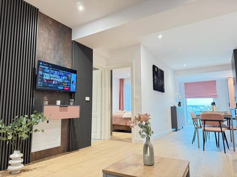 Communal lounge/ TV room, Bed, TV and multimedia, Living room, Photo of the whole room, Seating area, Dining area, Evening entertainment, Bedroom