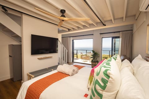 Oceanfront Duplex Apartments, Hermanus Waterfront Apartment in Hermanus