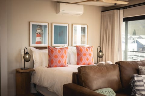 Oceanfront Duplex Apartments, Hermanus Waterfront Apartment in Hermanus