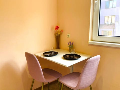 Seating area, Dining area