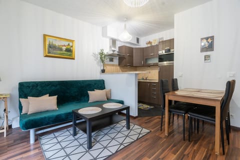 Kitchen or kitchenette, Living room, Seating area, Dining area