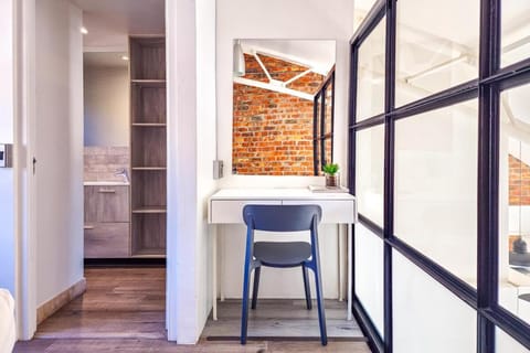 Elegant Sea Point Retreat Splendid Views Wifi Apartment in Sea Point