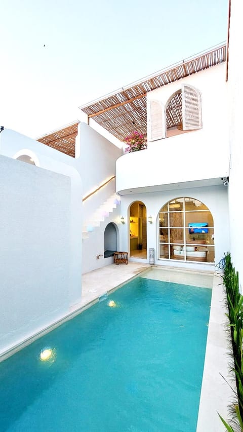 Property building, Day, Pool view, Swimming pool