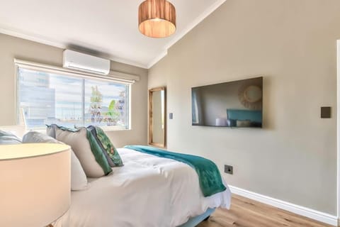 TV and multimedia, Photo of the whole room, Bedroom, air conditioner