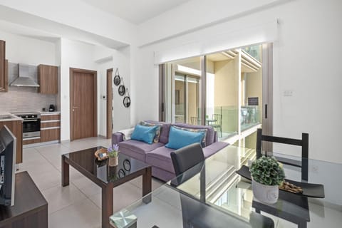 Kitchen or kitchenette, Living room, Seating area, Dining area, stove