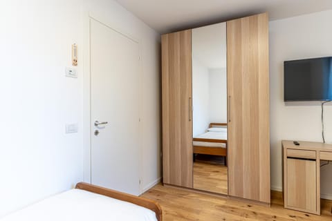 Photo of the whole room, Bedroom, wardrobe