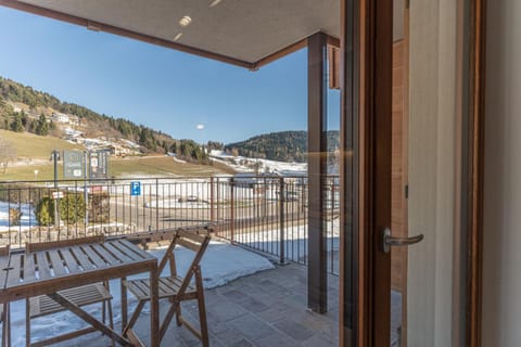 View (from property/room), Balcony/Terrace, Mountain view