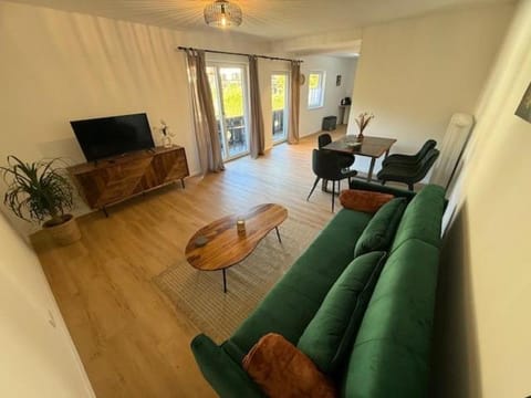 TV and multimedia, Living room, Seating area, Evening entertainment