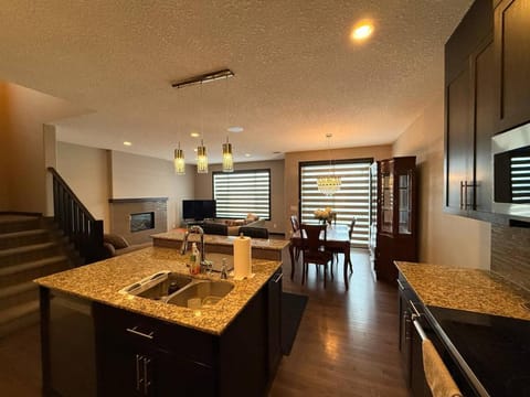 TV and multimedia, Kitchen or kitchenette, Living room, Seating area, Dining area, kitchen