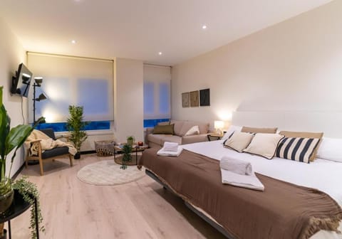 Bed, TV and multimedia, Photo of the whole room, Bedroom, towels