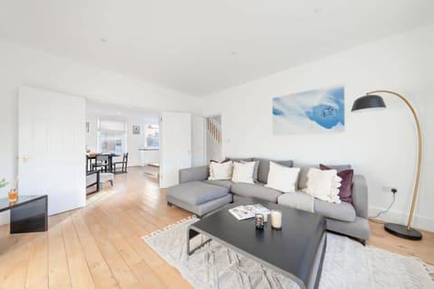 TV and multimedia, Kitchen or kitchenette, Living room, Seating area, Dining area