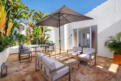 Property building, Balcony/Terrace, Living room