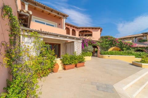 Property building, Facade/entrance, Off site