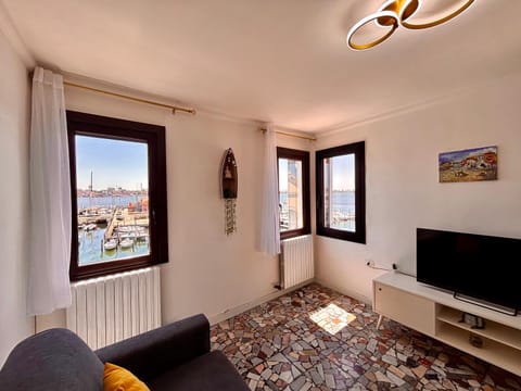 Natural landscape, TV and multimedia, Living room, Seating area