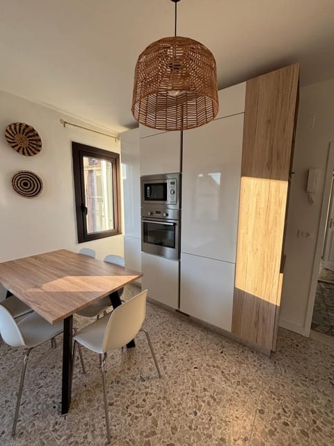 Kitchen or kitchenette, Dining area, stove