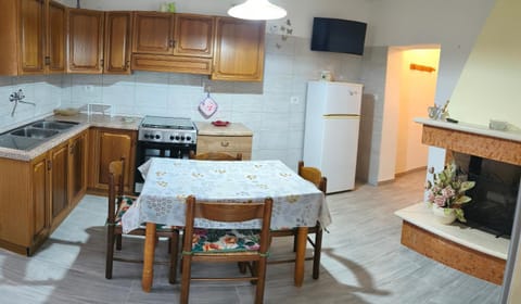 Kitchen or kitchenette, Dining area, oven, stove