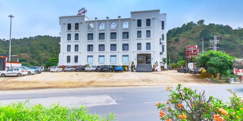 Property building, Day, Natural landscape, Street view, Location