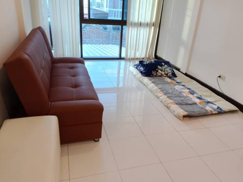 Shower, Toilet, Communal lounge/ TV room, People, Neighbourhood, Bowling, Library, TV and multimedia, Balcony/Terrace, Living room, Animals, Pets, Sports, American breakfast, children, Quiet street view, Parking, ATM, currency exchange, microwave, room service, towels, laundry, washing machine, kitchen, air conditioner