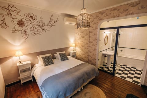 Restaurant/places to eat, Bed, Bathroom, Photo of the whole room, Decorative detail, Decorative detail, Bedroom, Breakfast, storage