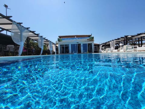Day, Swimming pool
