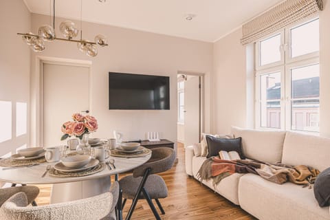 TV and multimedia, Living room, Seating area, Dining area