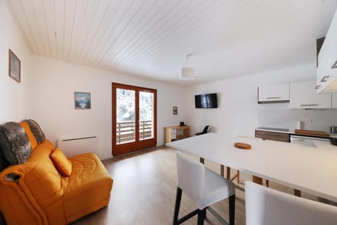 TV and multimedia, Living room, Seating area, stove