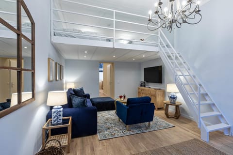Bed, TV and multimedia, Living room, Seating area, cot, bunk bed, internet, internet, internet