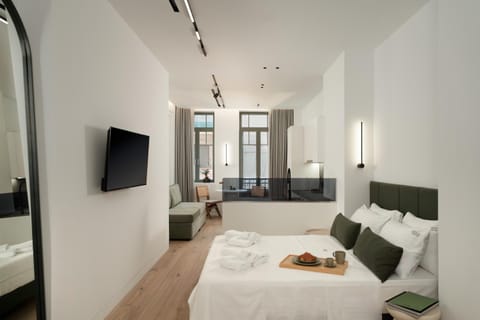 Bed, TV and multimedia, Living room, Photo of the whole room, Seating area, Bedroom, towels
