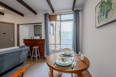 Facade/entrance, Kitchen or kitchenette, Living room, Food and drinks, Seating area, Dining area, Beach, Food