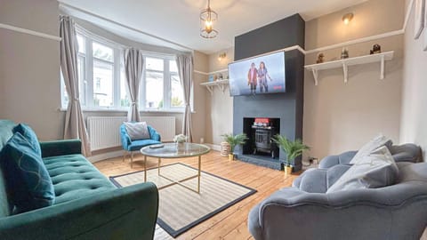 TV and multimedia, View (from property/room), Living room, Decorative detail, Seating area, flat iron, hair dryier, heating, internet