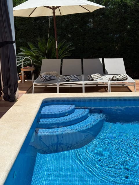 Swimming pool, sunbed