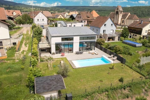 Property building, Garden, Swimming pool