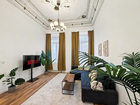 TV and multimedia, Living room, Seating area, Evening entertainment