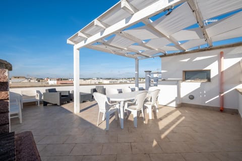 Property building, Balcony/Terrace, Living room
