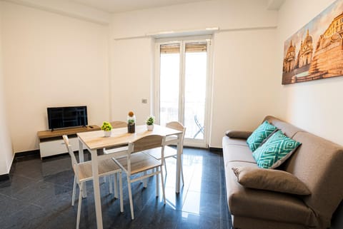 Communal lounge/ TV room, TV and multimedia, Living room, Seating area, Dining area
