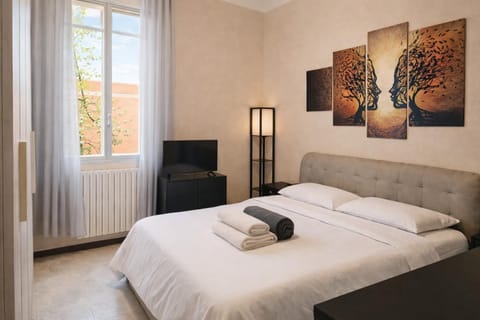 Bed, TV and multimedia, Photo of the whole room, Bedroom, towels