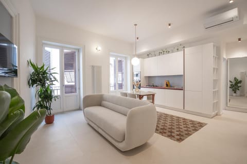 TV and multimedia, Kitchen or kitchenette, Living room, Seating area, Dining area, air conditioner