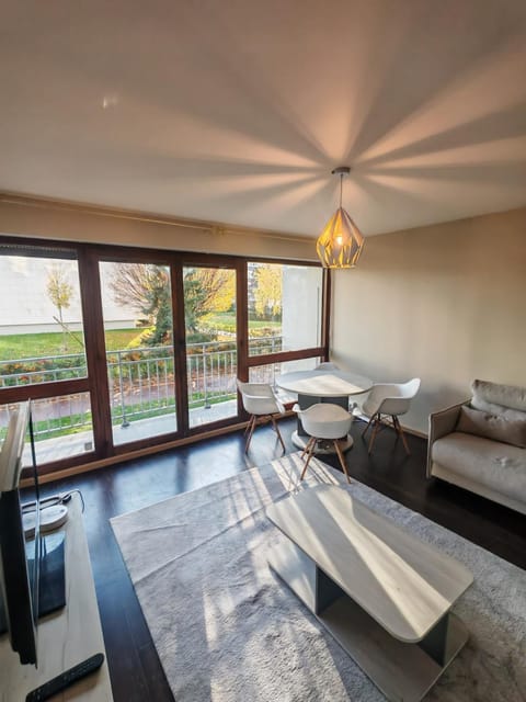 Bed, Living room, Photo of the whole room, Seating area